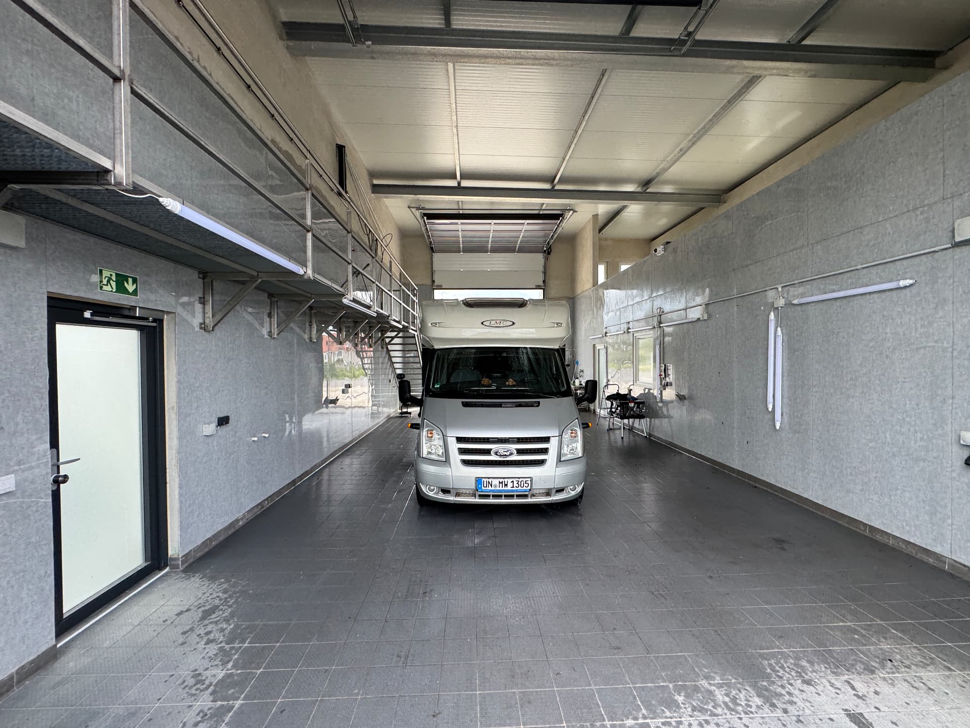 Wohnmobil steht mittig in der Waschhalle Menden