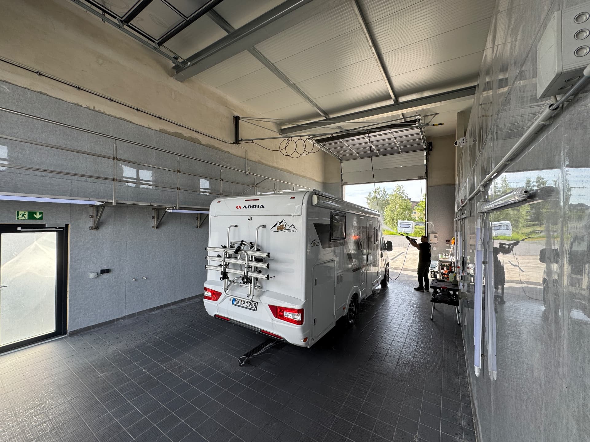 Wohnmobil in der geräumigen, überdachten Waschhalle Menden