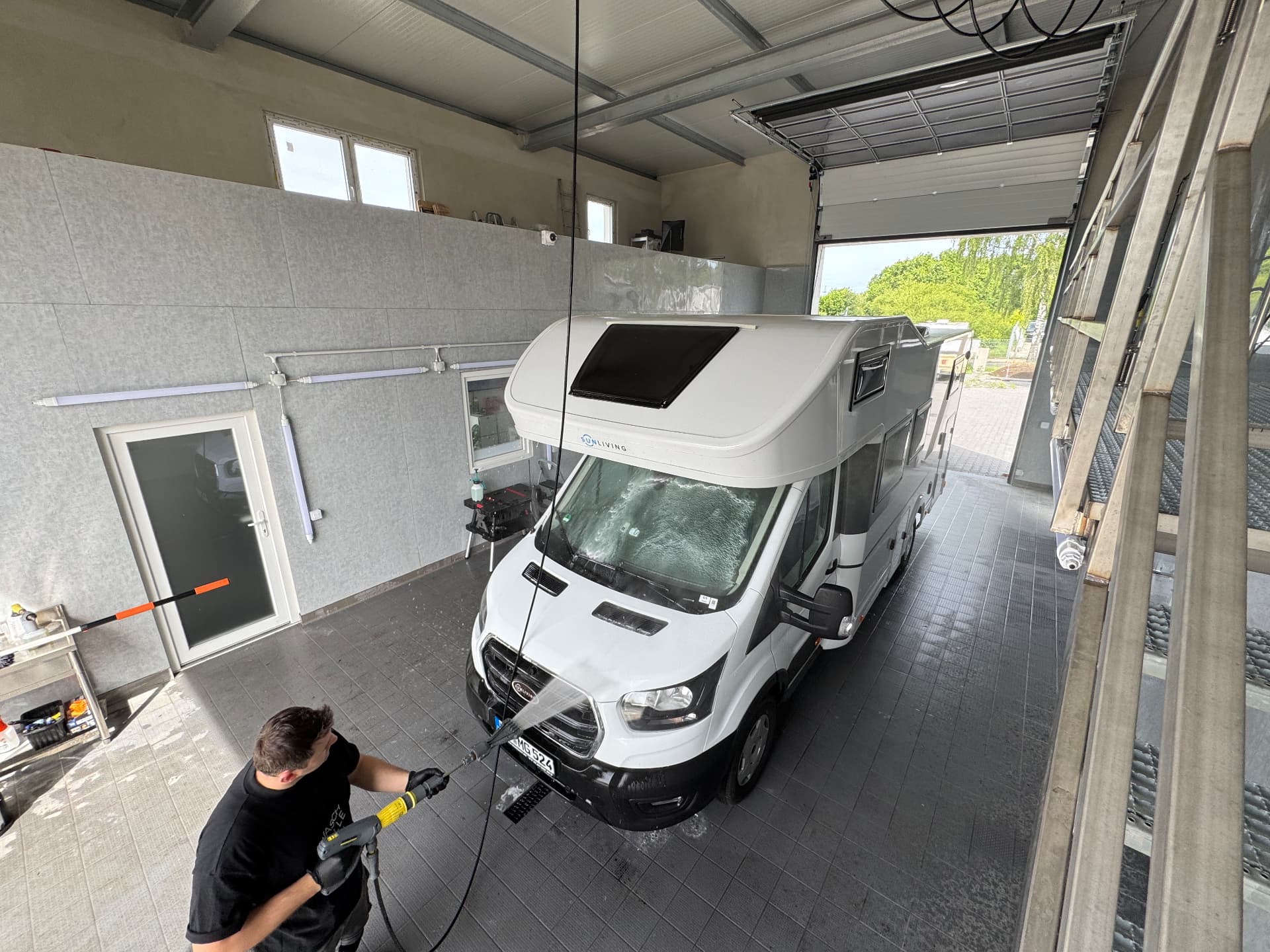 Schaumreinigung des Wohnmobil-Dachs mit Langstreckenbürste